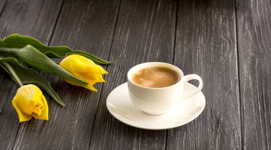 Sarı laleler ve bir fincan kahve