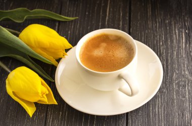Sarı laleler ve bir fincan kahve