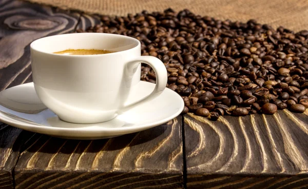 Taza de café en una tabla vieja de madera —  Fotos de Stock