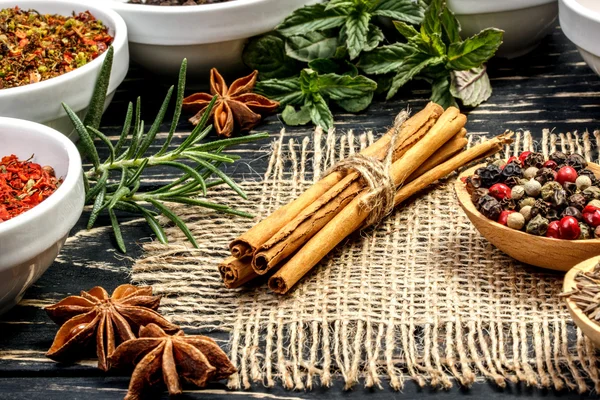 Красочные ароматные индийские специи и травы на старом дубовом деревянном коричневом фоне — стоковое фото