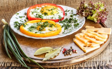 Renkli biber bir kahverengi meşe eski ahşap tahta üzerinde kızarmış yumurta