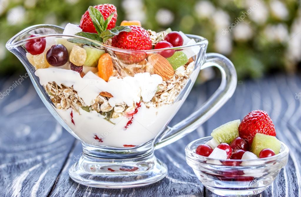 Obstsalat Nahaufnahme mit Beeren, Joghurt und Müsli in einer ...