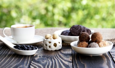 fincan kahve ve tatlı shekoladnye ahşap tablo