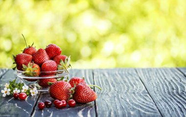 açık havada bir tablo derevyannos üzerinde kırmızı çilek