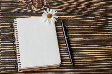 Boş defter kalem ahşap tablo ile