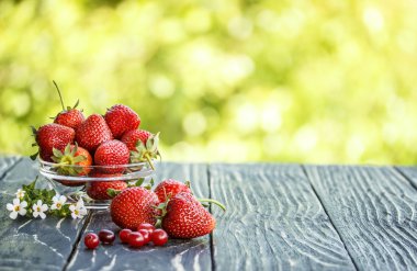 eski bir masada açık havada kırmızı çilek 
