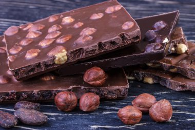 Koyu çikolata ve fındık