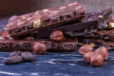 Koyu çikolata ve fındık