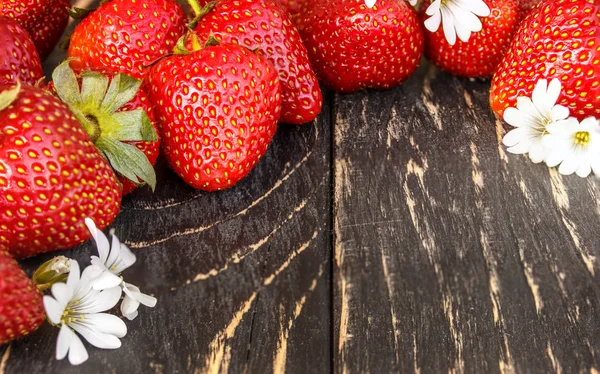 이전 테이블에 야외에서 빨간 딸기 — 스톡 사진