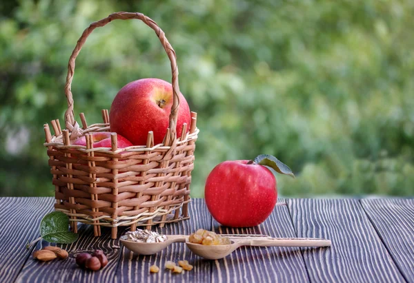 Elma, fındık, müsli ve kuru üzüm 