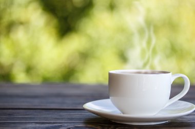 Kahve ışığında ahşap bir masa üzerinde