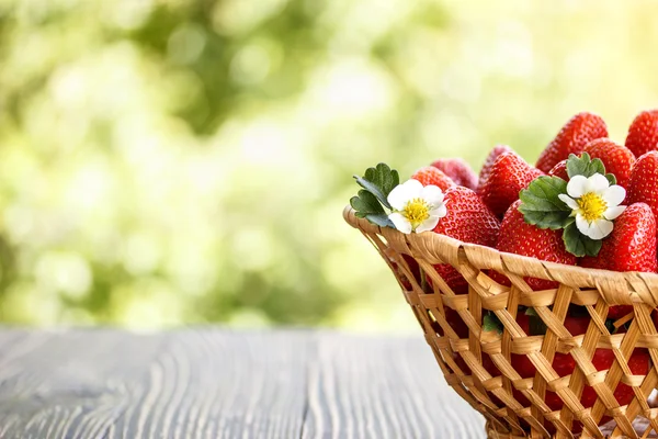 Fresas en una mesa de madera al aire libre — Foto de Stock