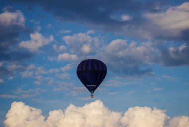 Sıcak hava balonu gökyüzünde
