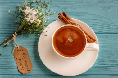 sabah beyaz çiçeklerle kahve 