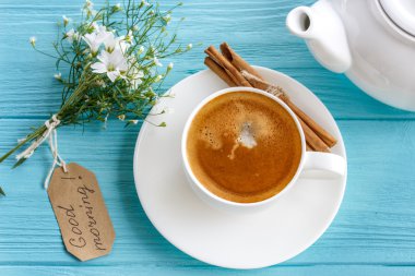 sabah beyaz çiçeklerle kahve 