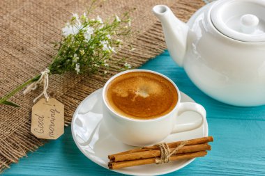 sabah beyaz çiçeklerle kahve 