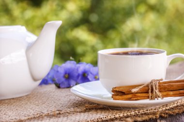 sabah kahve ile mavi çiçekler 