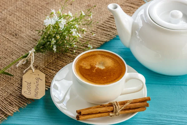 sabah beyaz çiçeklerle kahve 