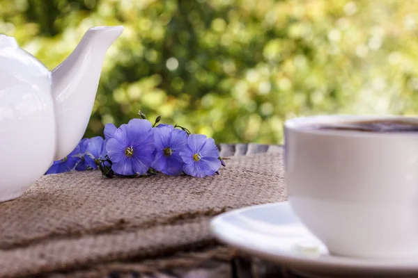 Café de la mañana con flores azules — Foto de Stock