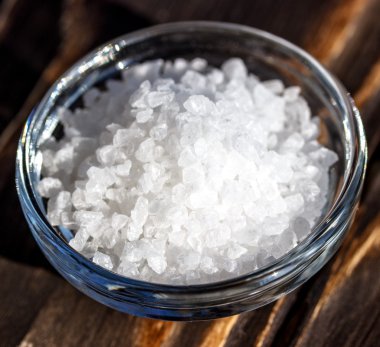 ahşap zemin üzerinde kase deniz tuzu