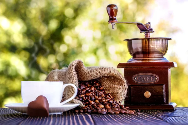 Grano de café y granos de café en escritorio de madera —  Fotos de Stock