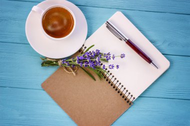 Boş beyaz defter, lavanta demet ve kahve