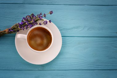 beyaz zemin üzerine koyu çikolata