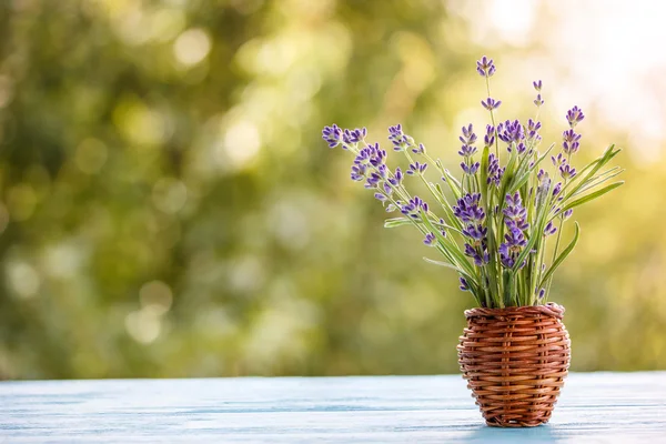 Boeket lavendel op een houten tafel — Stockfoto