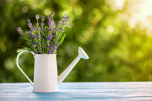 Lavender květiny na dřevěný stůl venku — Stock fotografie