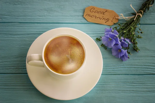 Taza de café con flores azules y notas buenos días — Foto de Stock