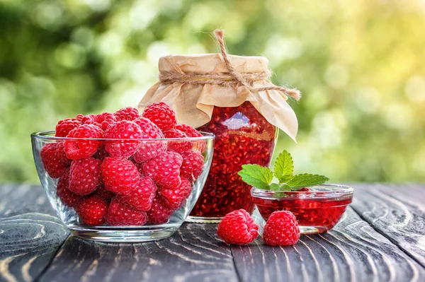 Marmellata di lampone e lampone fresco su un tavolo di legno rustico — Foto Stock