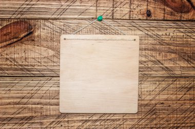 duvarda asılı iletiler için eski ahşap tahta