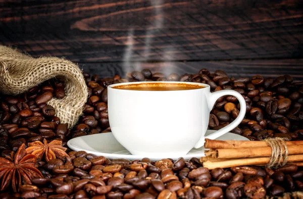 Taza de café y granos de café sobre fondo de madera. —  Fotos de Stock