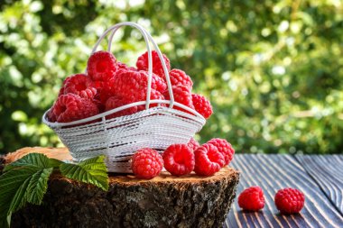 ahşap bir masa üzerinde taze ahududu