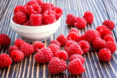 ahşap bir masa üzerinde taze ahududu