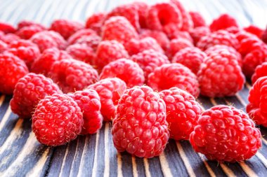 ahşap bir masa üzerinde taze ahududu