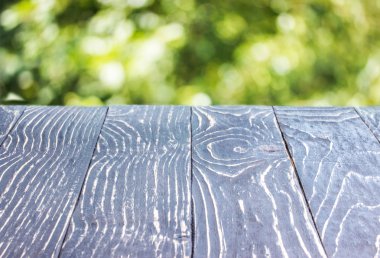 Güzel bokeh arkaplanı üzerine ahşap güverte masası