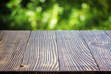 Güzel bokeh arkaplanı üzerine ahşap güverte masası