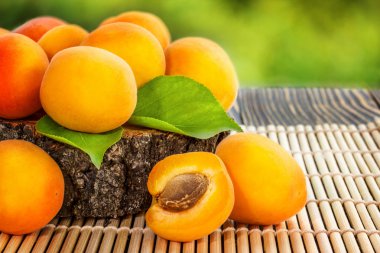 Tahta bir masada taze kayısılar.