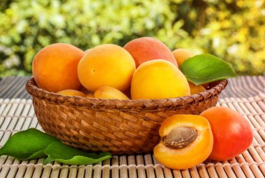 Tahta bir masada taze kayısılar.