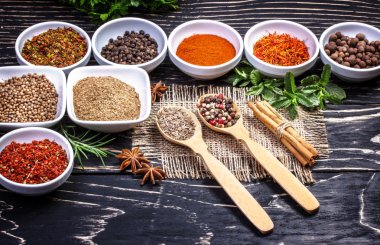 Renkli Aromatik baharatlar ve otlar