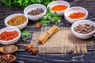Renkli Aromatik baharatlar ve otlar