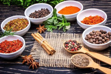 Renkli Aromatik baharatlar ve otlar