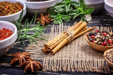 Renkli Aromatik baharatlar ve otlar