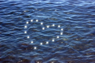 Güneş suyun üzerinde parlıyor.