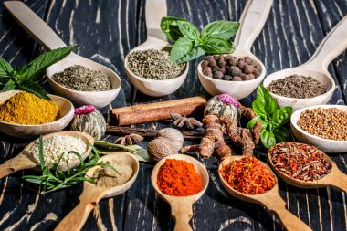 Renkli Aromatik baharatlar ve otlar üzerinde eski bir ahşap backgrownd