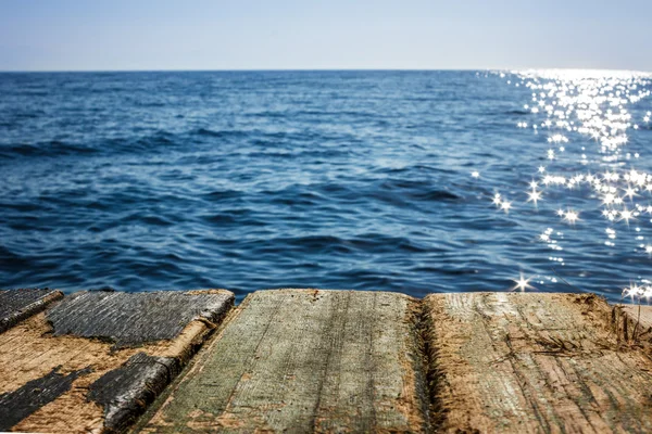 Plancher en bois de planches contre la mer — Photo