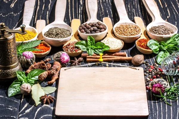 Kleurrijke aromatische specerijen en kruiden op een houten backgrownd — Stockfoto