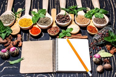 Renkli Aromatik baharatlar ve otlar bir ahşap backgrownd üzerinde