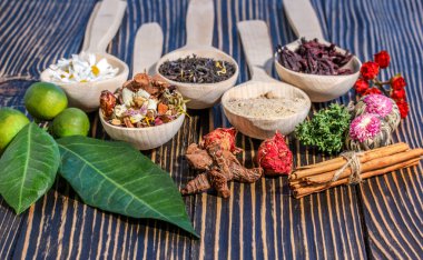 Aromatik çiçek çay kaşık arka plan üzerinde